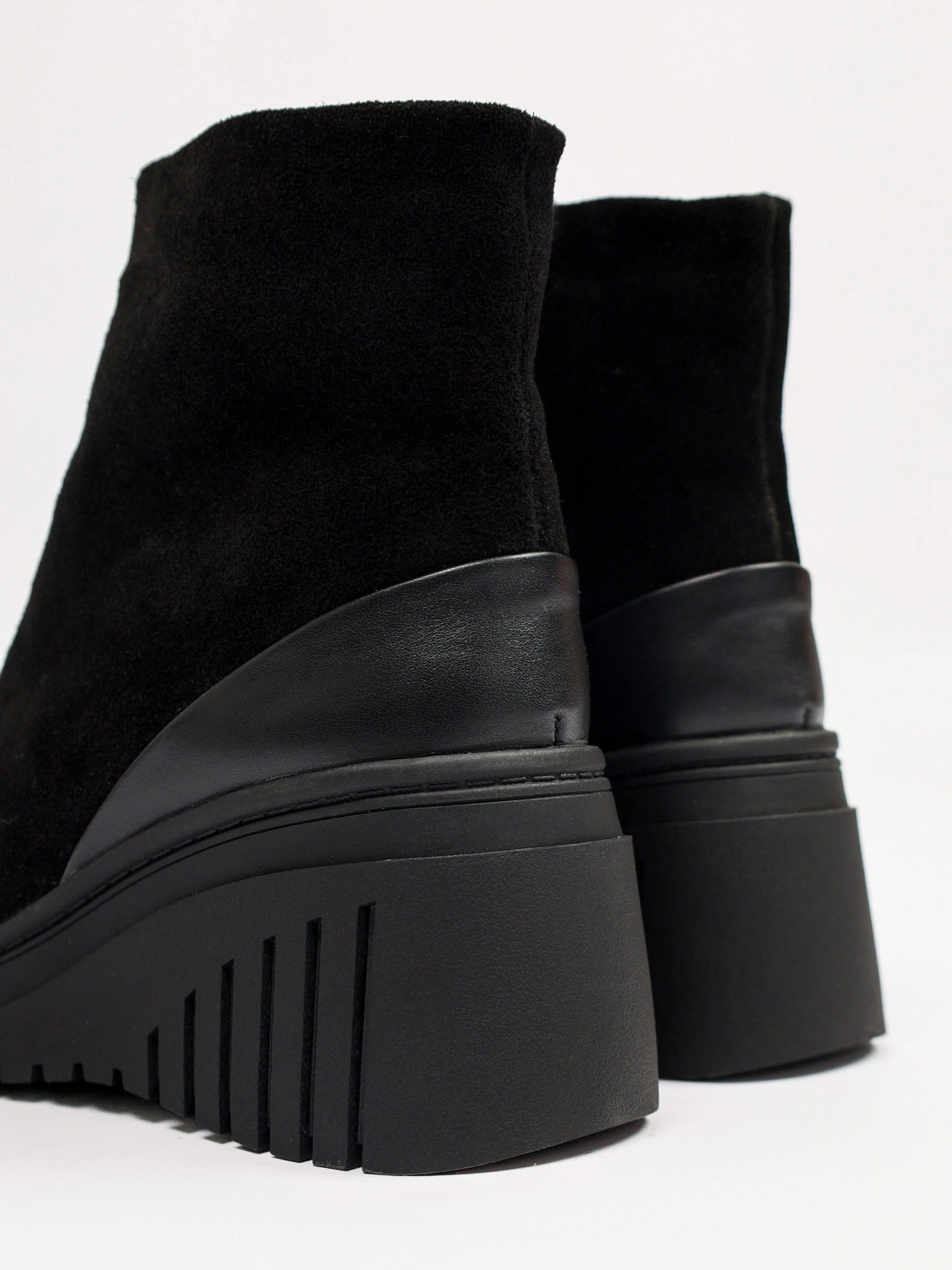 Ботинки черного цвета на высокой танкетке